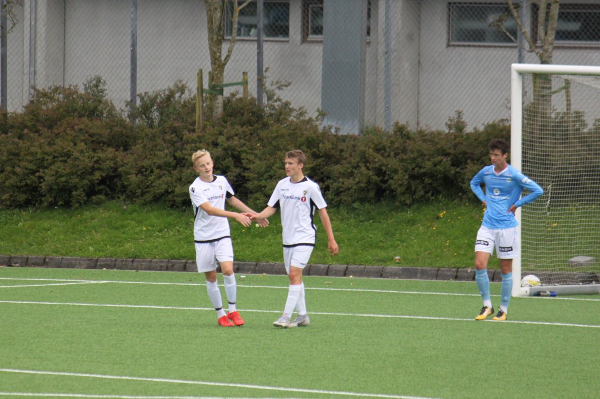 0-3: Oliver får fortjent gratulasjon etter scoring