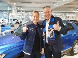 Markedsansvarlig Stabæk Fotball Anne-Birgitte Svae-Kvifte og adm.dir. i Møller Bil Asker og Bærum,  Roger Hansen.

