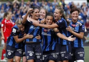 Røa - Stabæk 1-2, kaptein Pedersen scoret begge og hylles av lagvenninner, inkludert Toppfotballsjef Lise Klavenes.