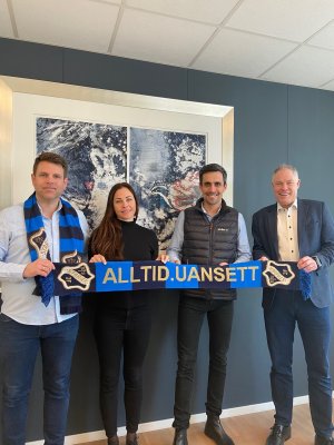 En stolt gjeng hos Møller Bil, fra venstre Espen Reithaug, Tine Narvestad, Joakim Palmi Slaatto, og Roger Hansen.