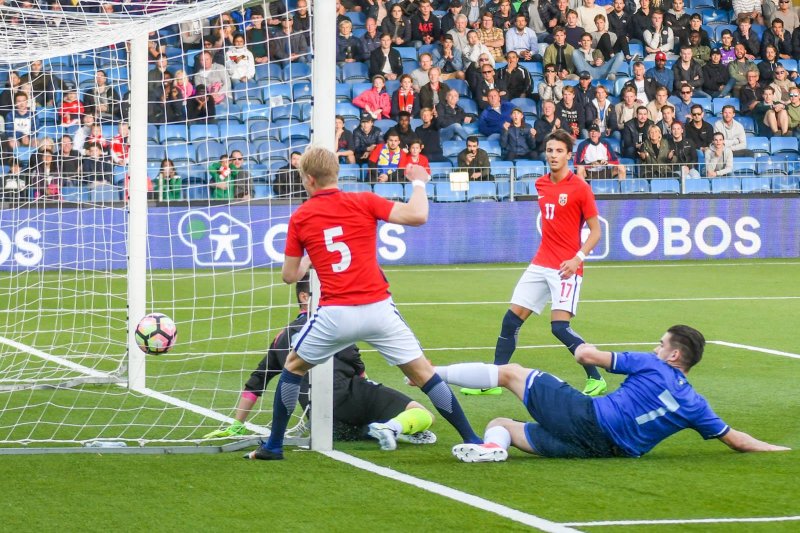 Her scorer Hanche-Olsen. Foto: Kristian Bjerke