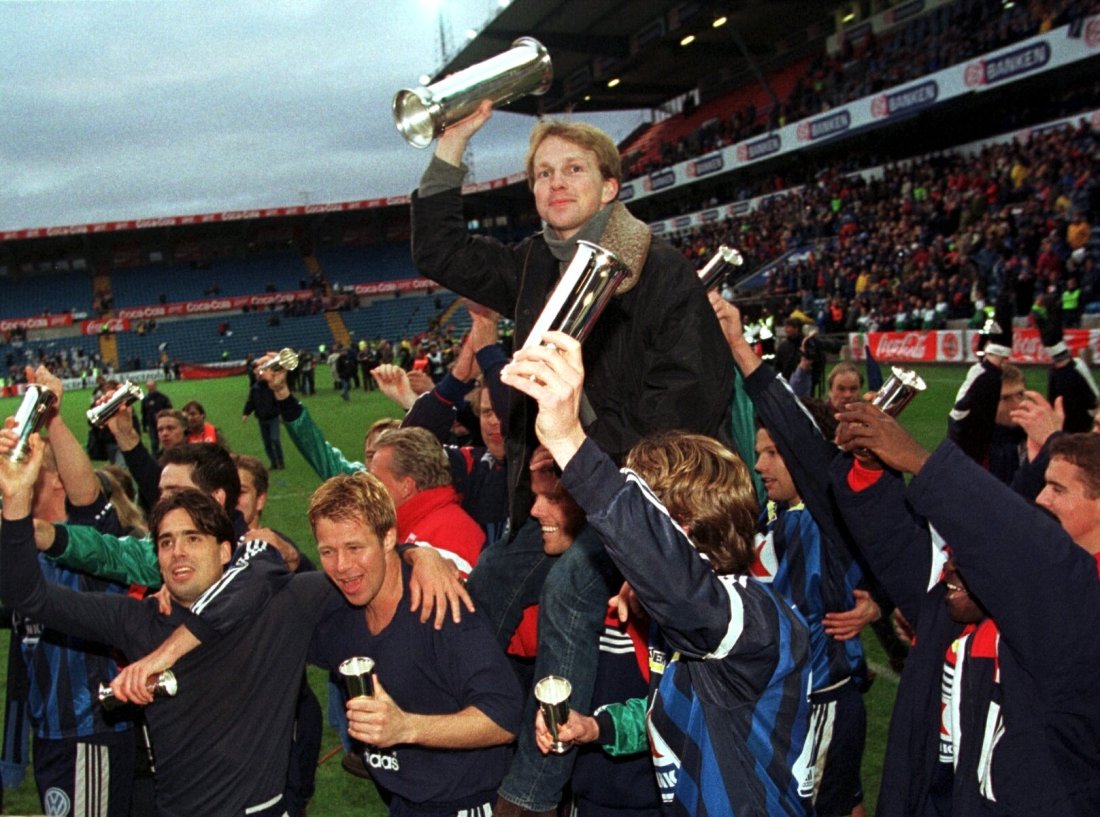 Cup-finalen 1998 Stabæk - Rosenborg. Lars Joachim Grimstad blir hyllet av Stabækspillerne Foto: Ørn Borgen