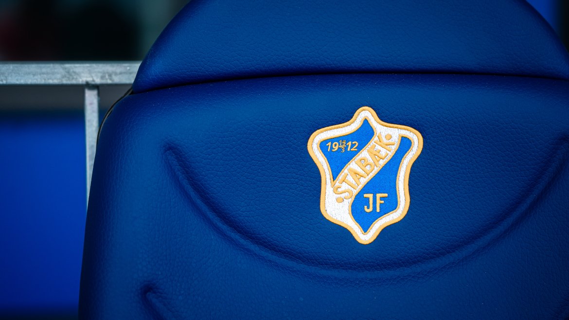 De aller beste VIP-setene er montert, og resten følger fortløpende.